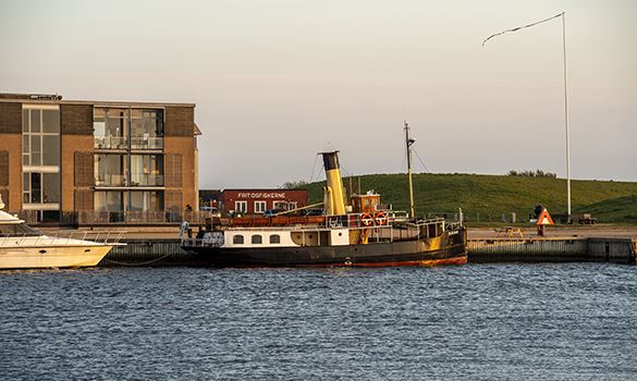 Dampskibet M/S Skjelskør ved ligger ved Sydkajen i Frederikssund Havn en smuk aprilaften. Foto: Kenneth Jensen.
